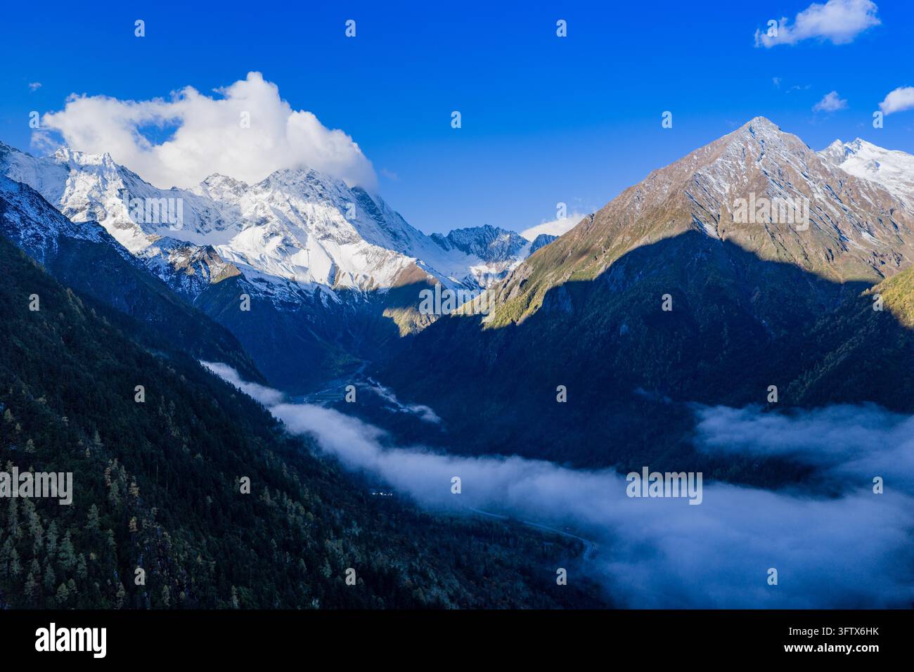 Cloud seas, snow-capped mountains, colorful forests and winding ...