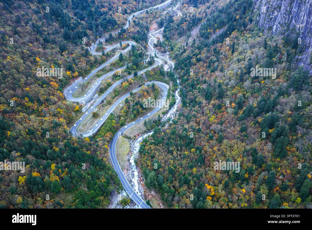 Cloud seas, snow-capped mountains, colorful forests and winding ...
