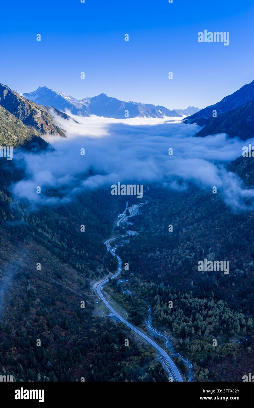Cloud seas, snow-capped mountains, colorful forests and winding ...