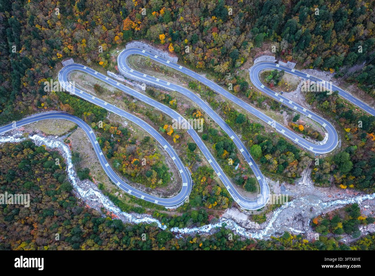 Cloud seas, snow-capped mountains, colorful forests and winding ...