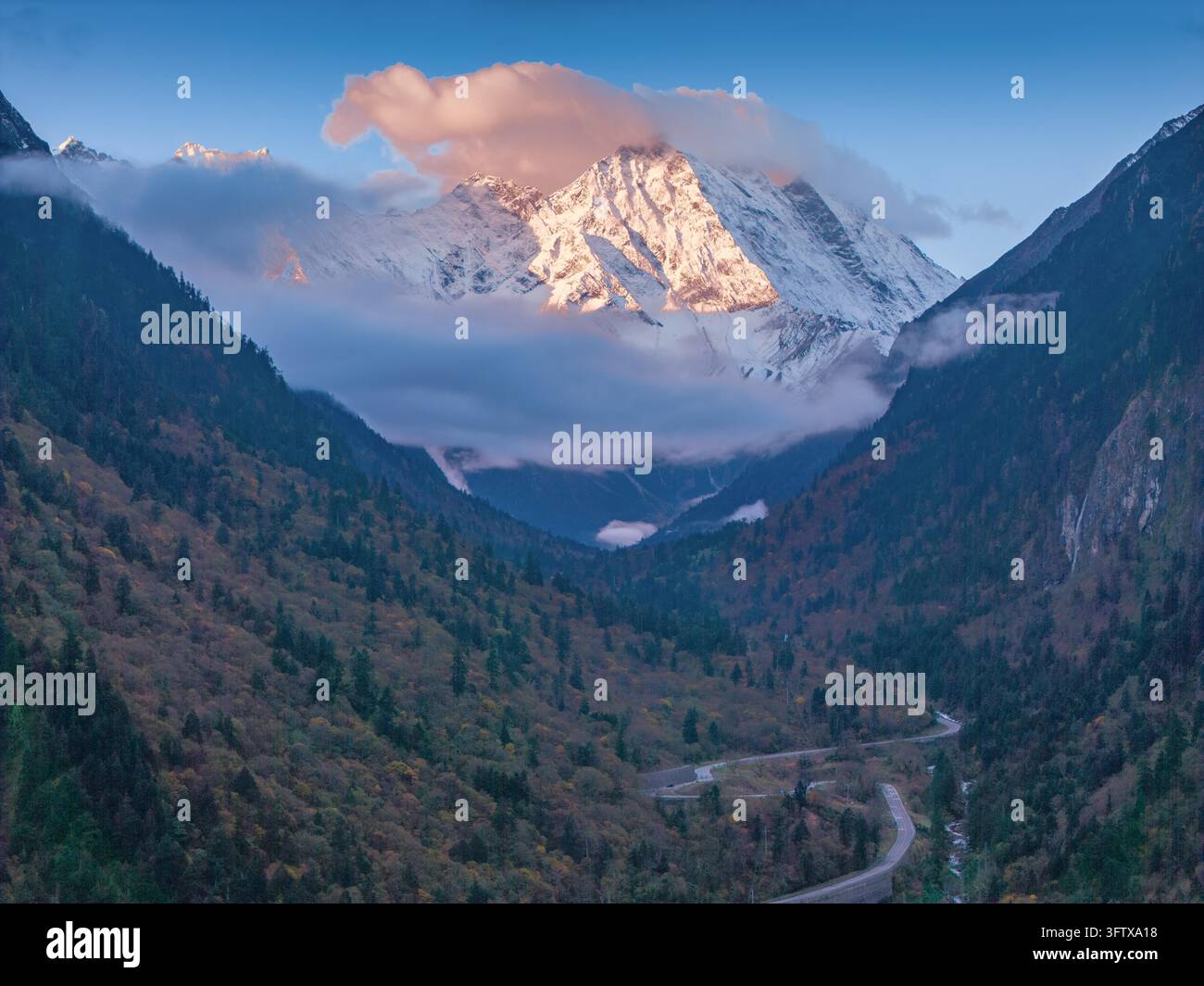 Cloud seas, snow-capped mountains, colorful forests and winding ...