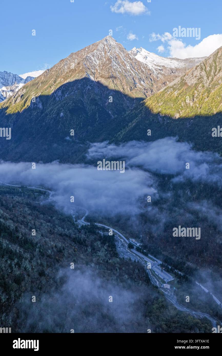 Cloud seas, snow-capped mountains, colorful forests and winding ...