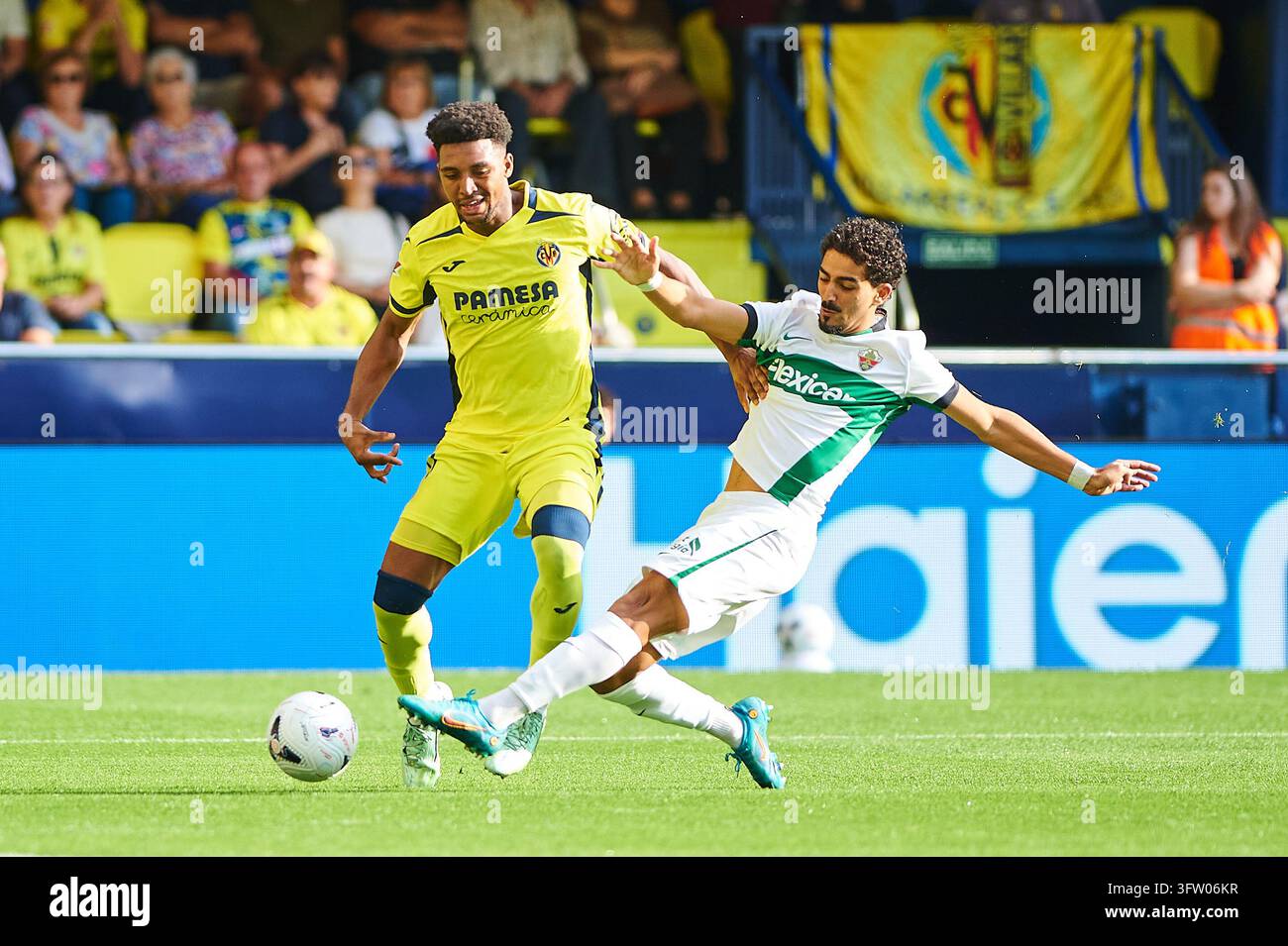 Alex Freeman (Villarreal CF) and Roy Revivo (Elche CF) during the ...