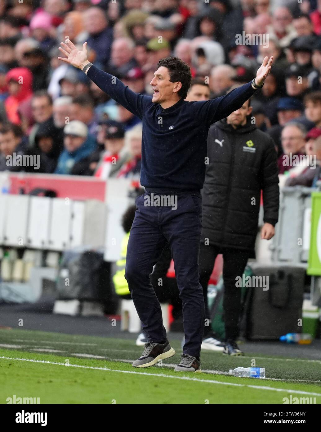 Brentford manager Keith Andrews during the Premier League match at the ...
