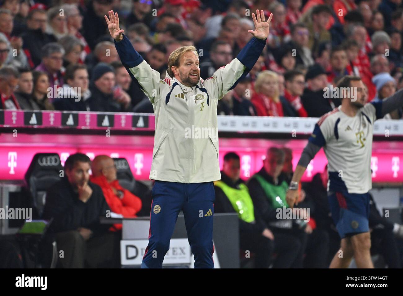 Aaron DANKS (Assistant Coach [coach] [assistant coach] FCB) coaching ...