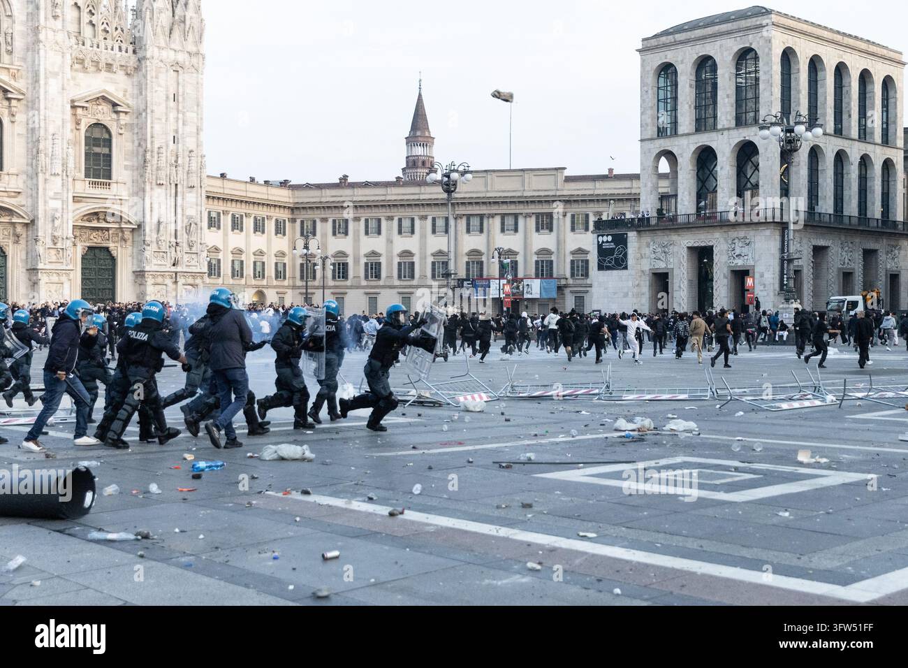 IPA89845646 - Milan, October 17, 2026, Piazza Duomo: Clashes and street ...