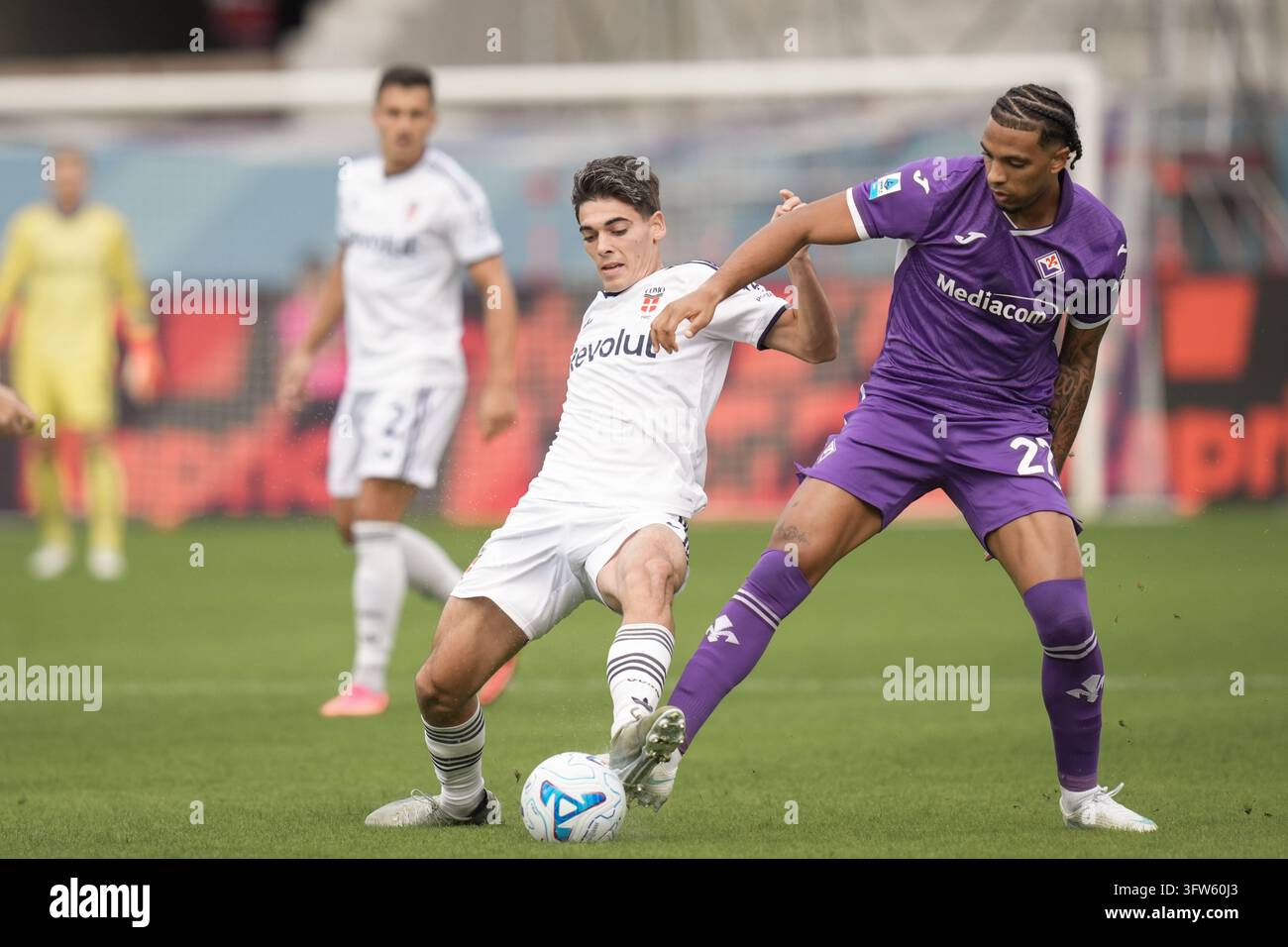 Fiorentina's Cher Ndour, right, and Como's Álex Valle in action during ...