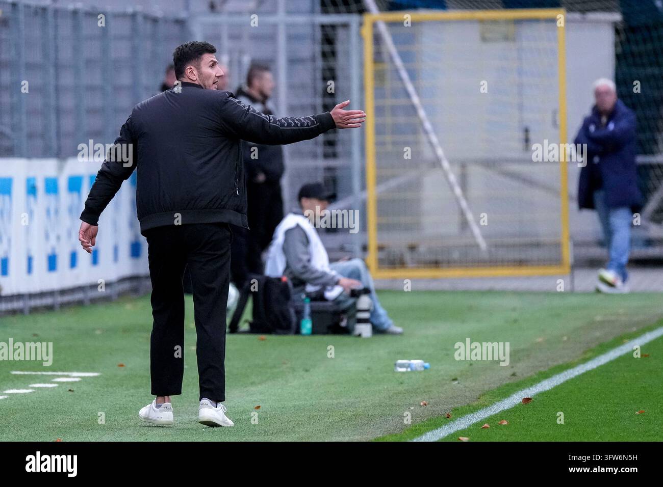Orest Shala (Trainer [coach], Head Coach, SC Verl), gives instructions ...