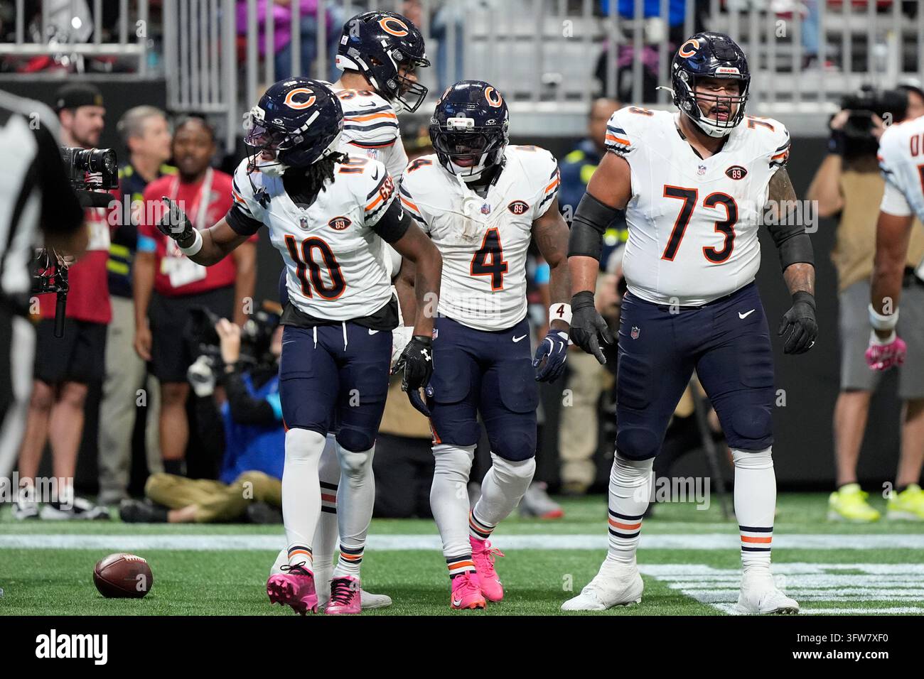 Chicago Bears running back D'Andre Swift (4) celebrates with Luther ...