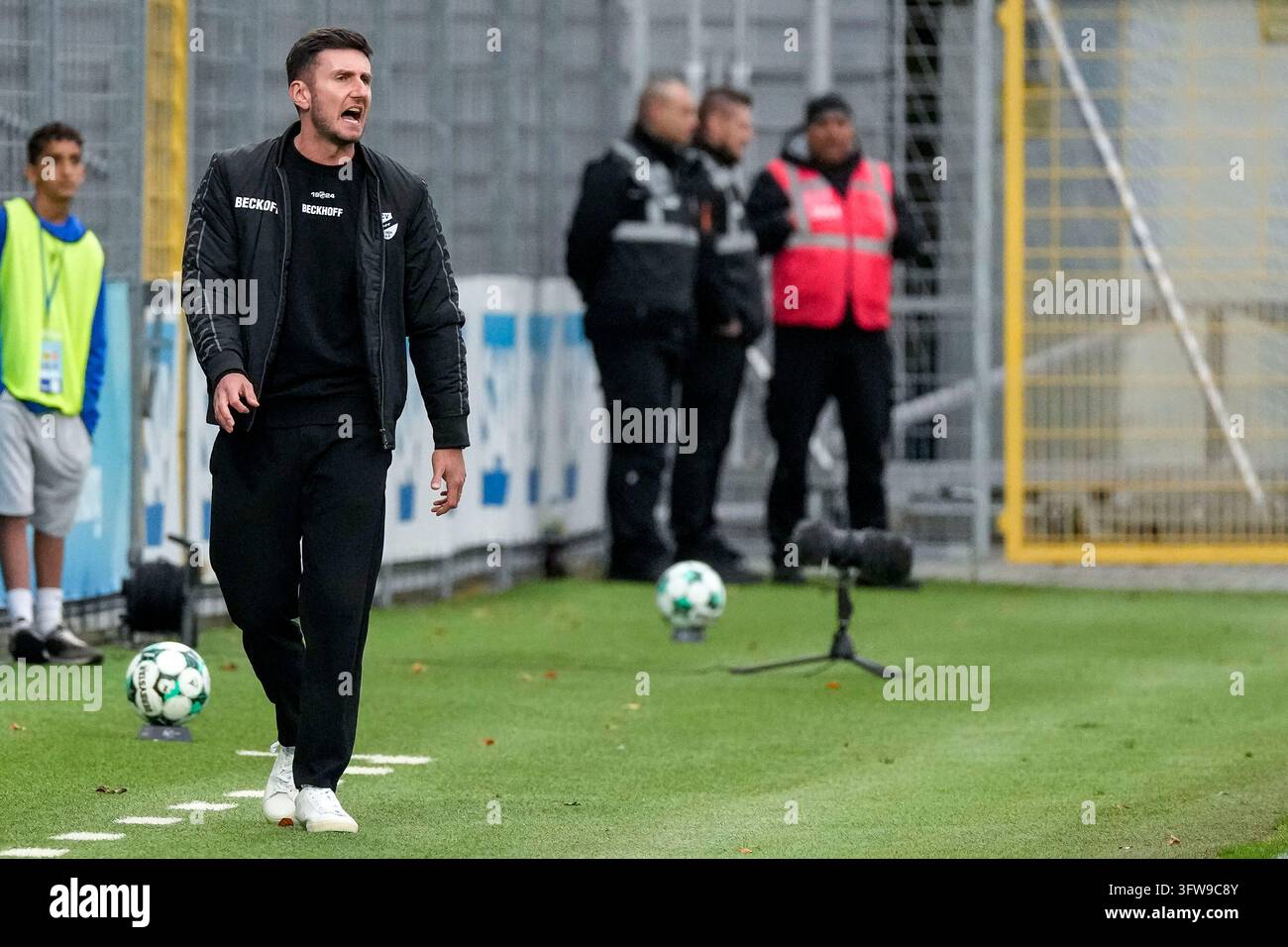 Orest Shala (Trainer [coach], Head Coach, SC Verl), gives instructions ...