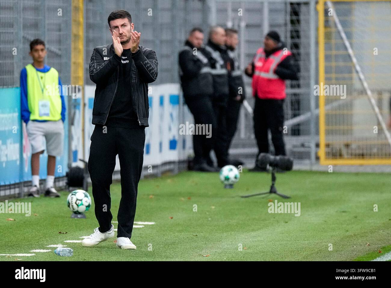 Orest Shala (Trainer [coach], Head Coach, SC Verl), gives instructions ...