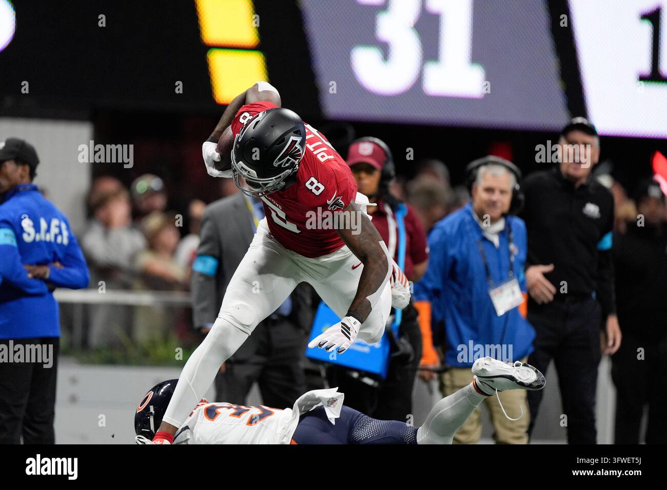 Atlanta Falcons tight end Kyle Pitts Sr. (8) leaps over Chicago Bears ...