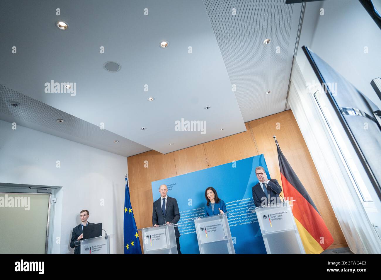 With Roland Busch, CEO of Siemens AG, Katherina Reiche, Federal ...