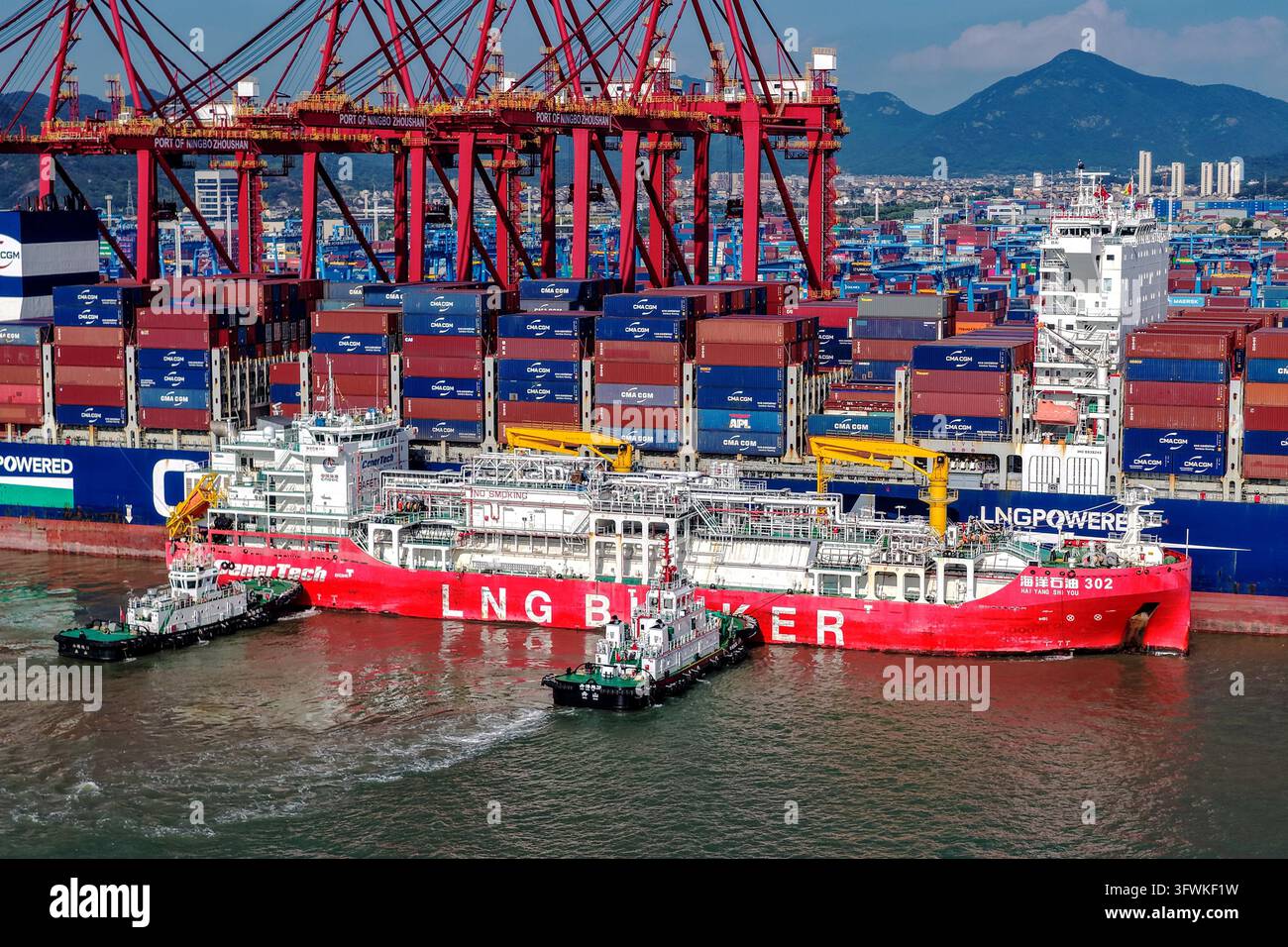 The LNG bunkering vessel Haiyang Shiyou 302 refuels the CMA CGM Bahia ...