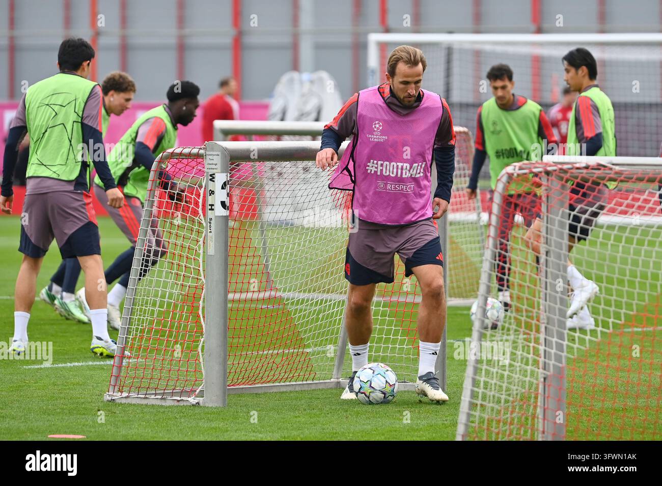 Harry KANE (FC Bayern Munich) on the ball, Action, Football Champions ...