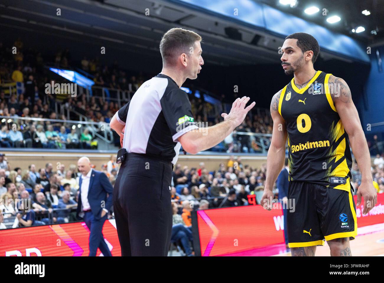 Elijah Mitrou-Long (Aris Thessaloniki, #00) mit tSchiedsrichter GER ...