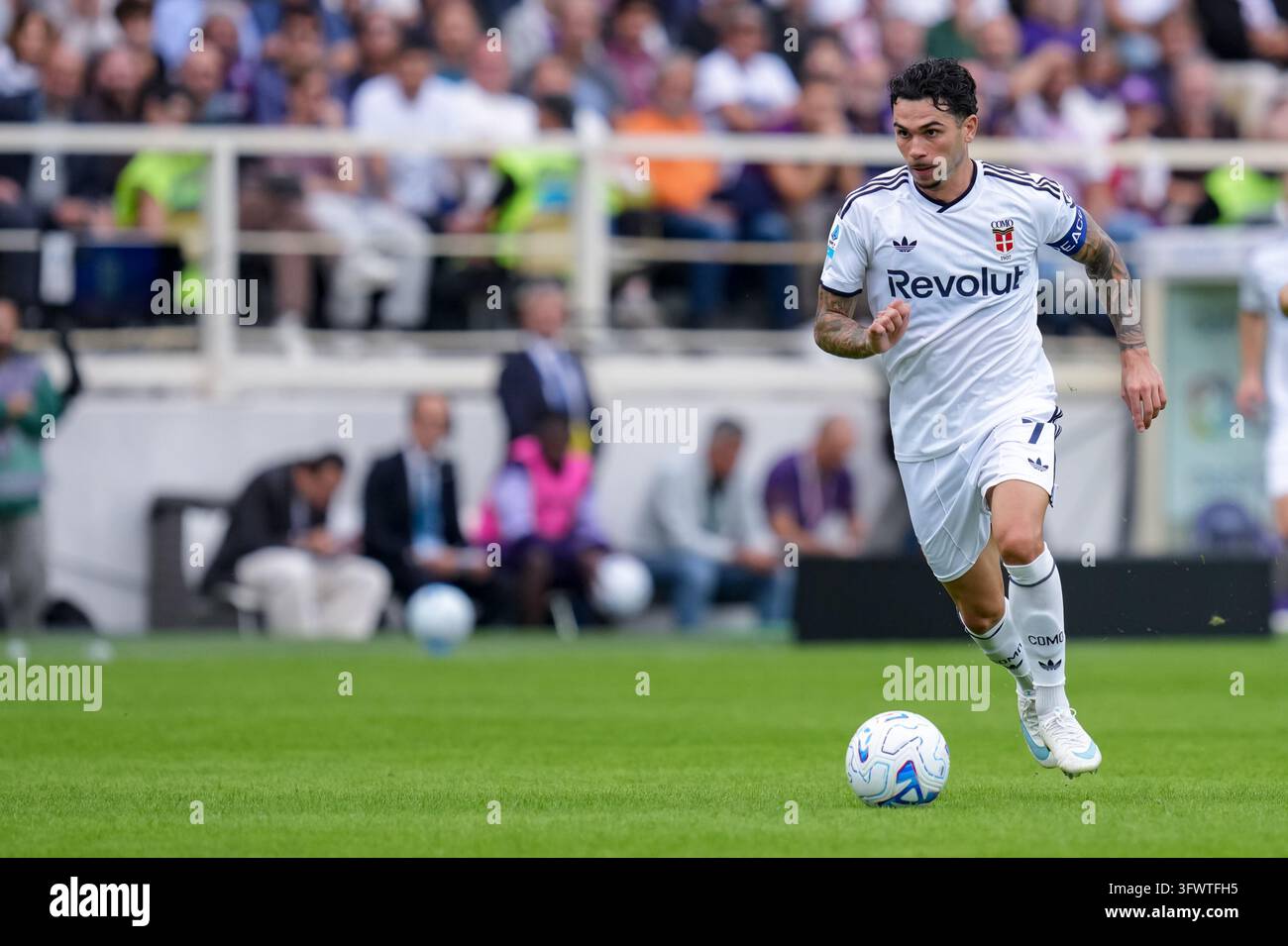 Lucas Da Cunha of Como 1907 in action during the Serie A Enilive match ...
