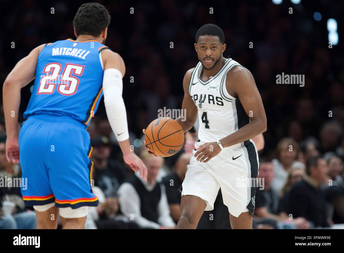 Thgunder Vector San Antonio Spurs guard De'Aaron Fox (4) drives against Oklahoma City ...