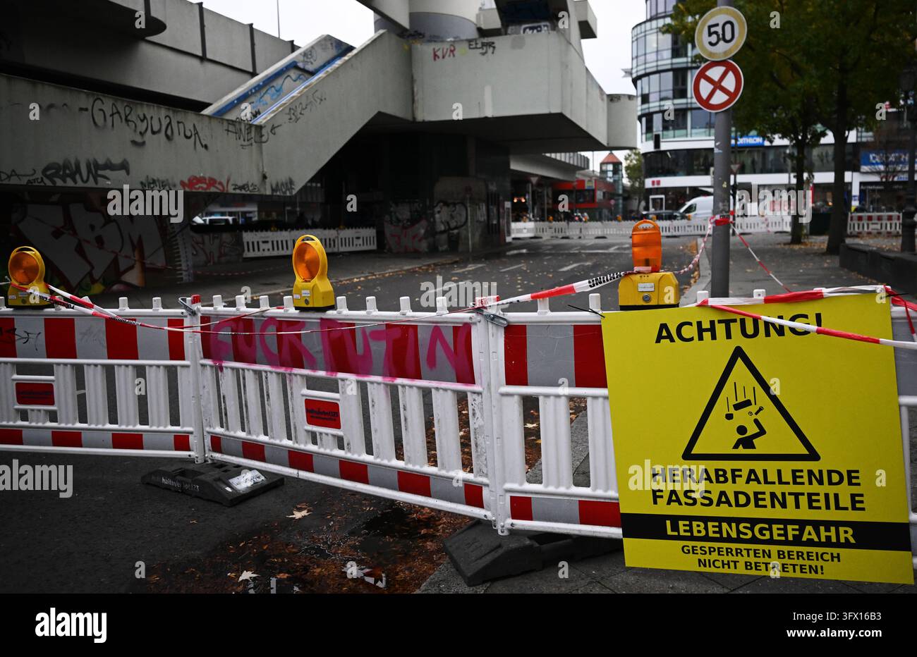 21 October 2026, Berlin: A sign on a barrier at Berlin's "Bierpinsel ...