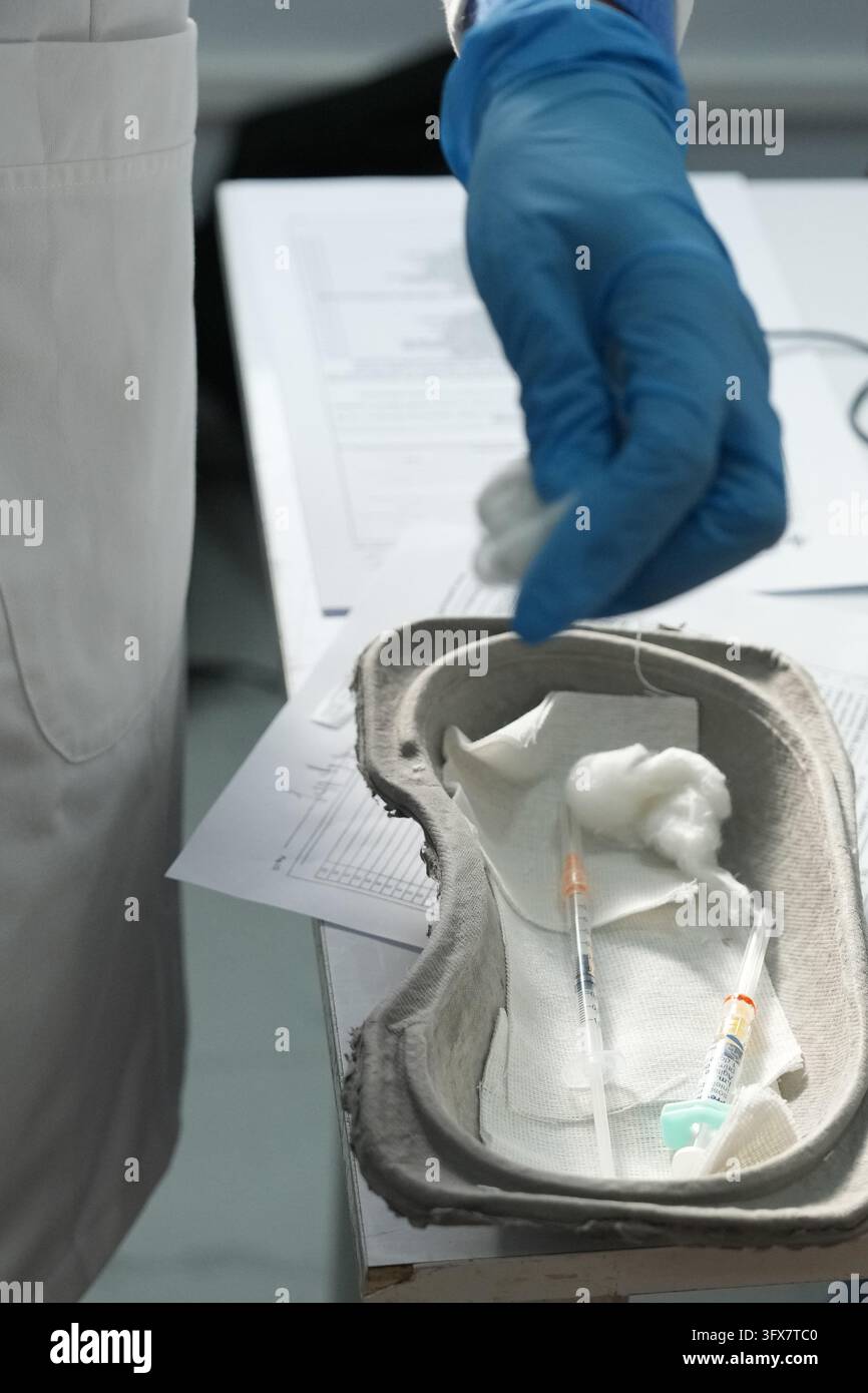 un momento del truck della prevenzione con personale medico, volontari ...