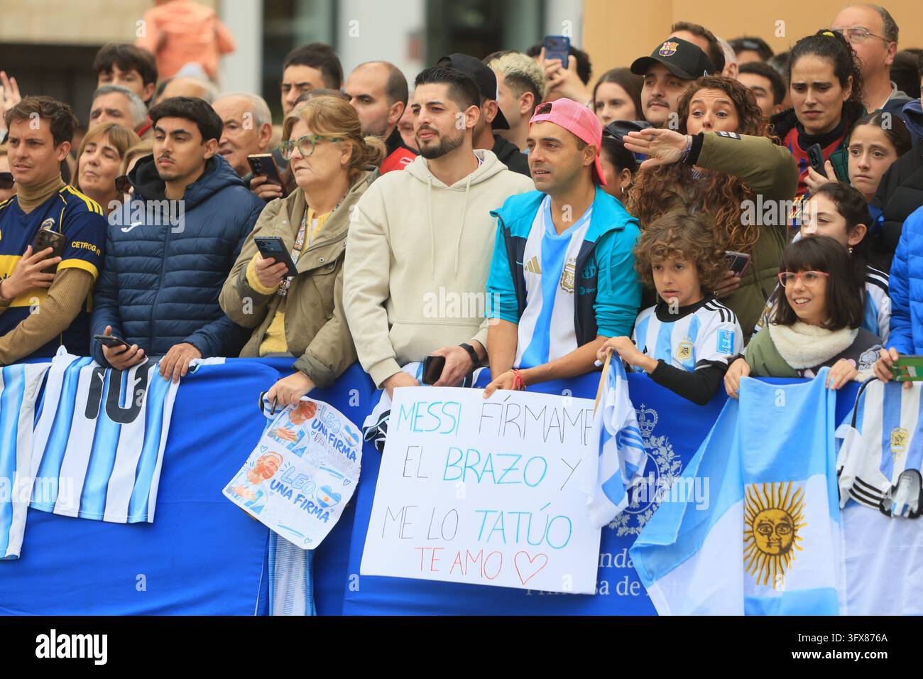 fans waiting for the arrival of Leo Messi at the entrance to the Hotel ...