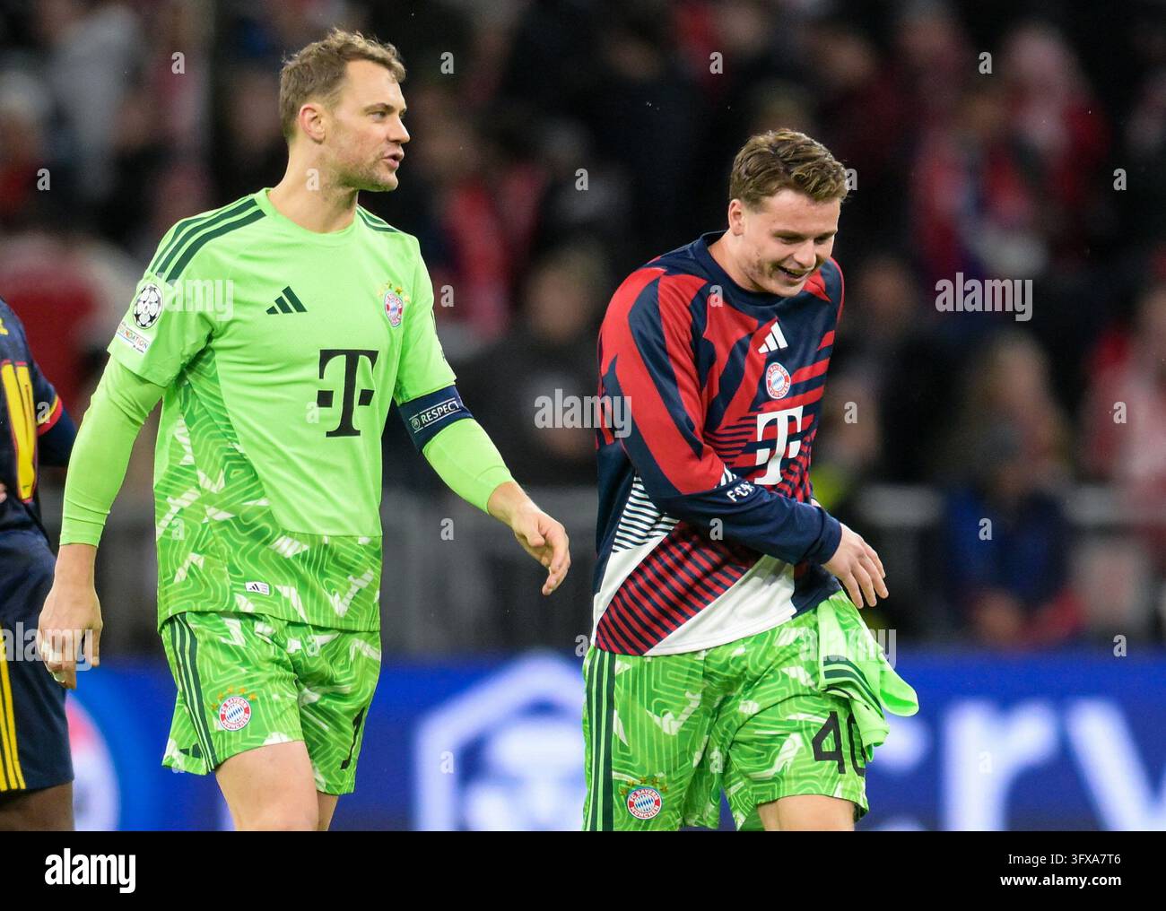 Left Group 6 from left: goalkeeper Manuel Neuer, goalkeeper Jonas Urbig (Bayern ...