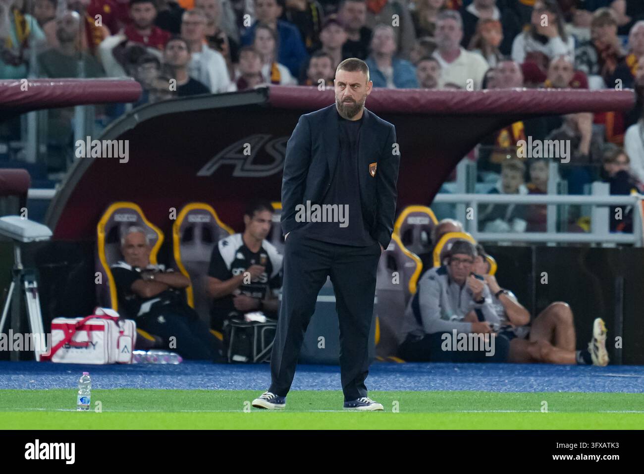Daniele De Rossi Head Coach of Genoa CFC looks on during the Serie A ...