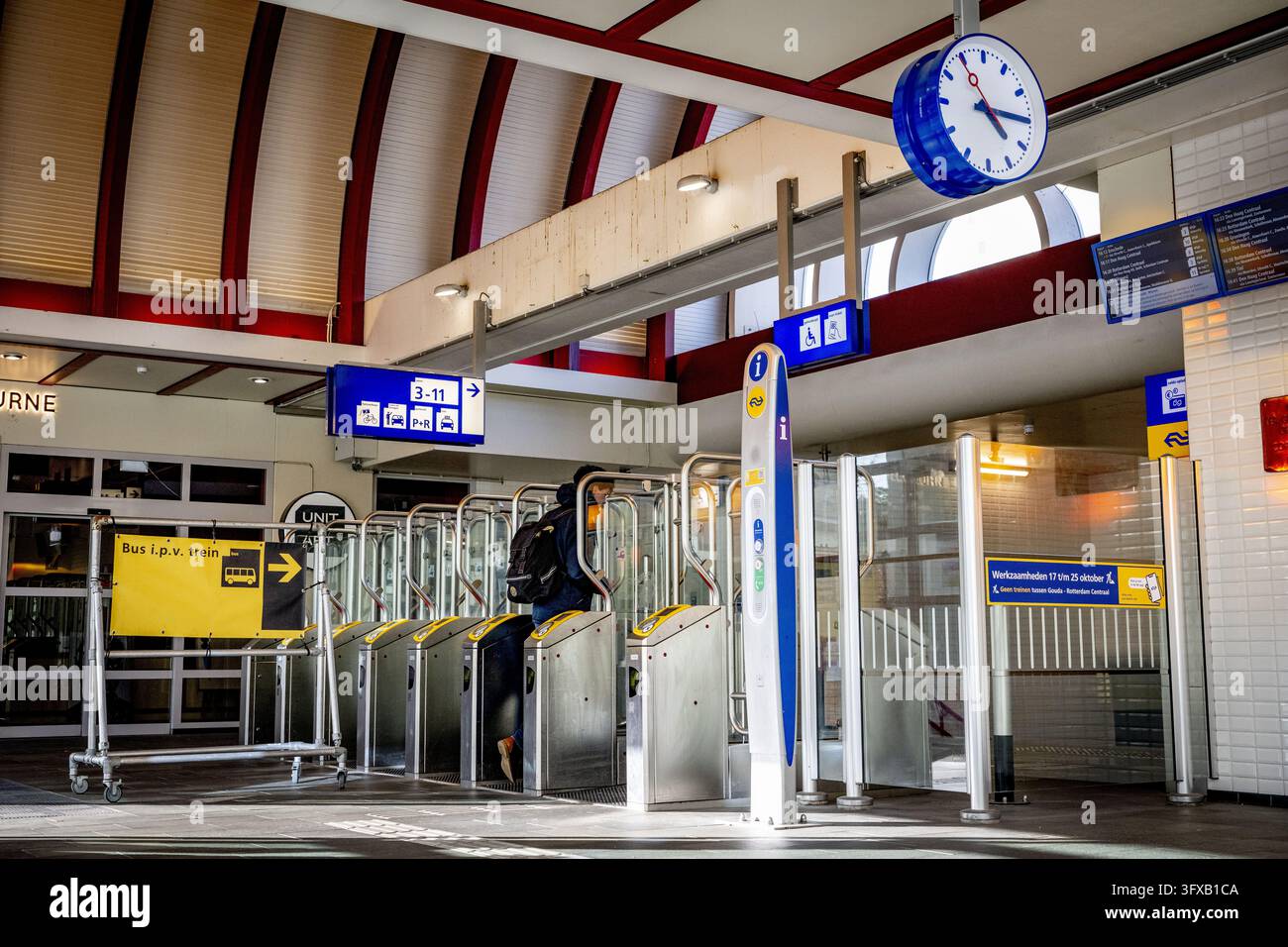 GOUDA - You must check in at the station's access gates with your OV ...