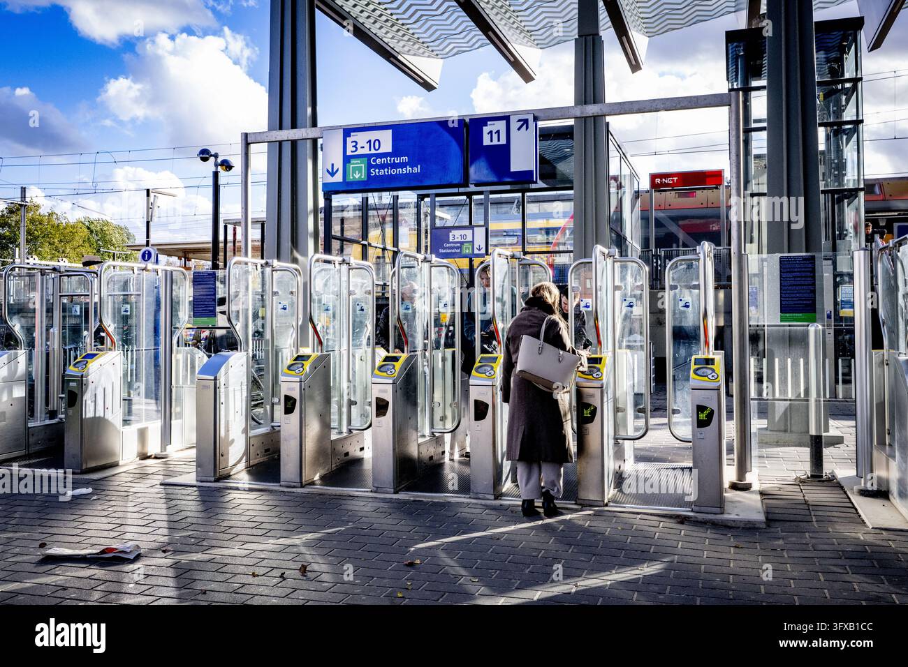 GOUDA - You must check in at the station's access gates with your OV ...