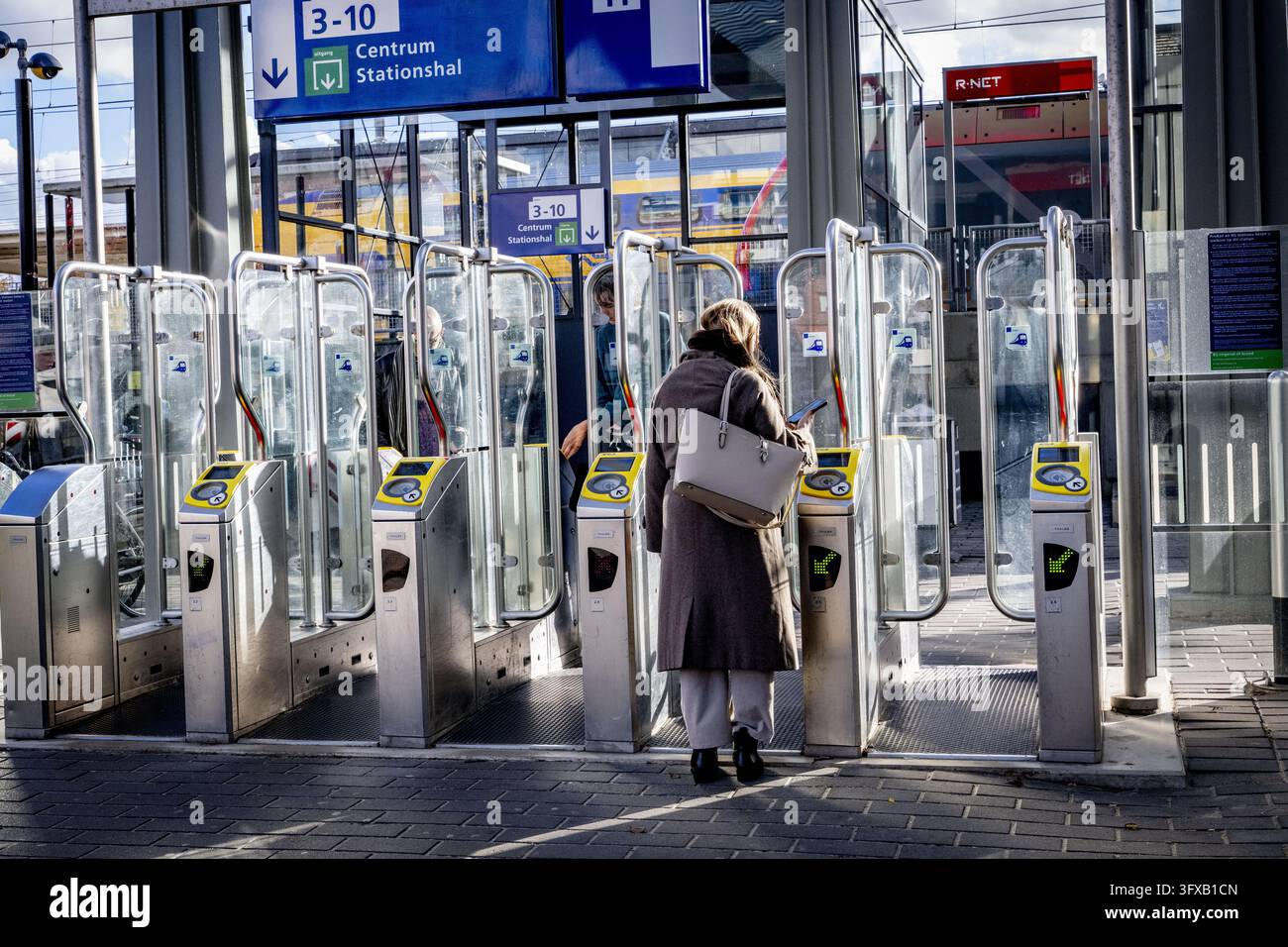 GOUDA - You must check in at the station's access gates with your OV ...