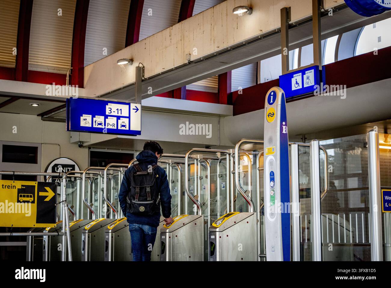 GOUDA - You must check in at the station's access gates with your OV ...