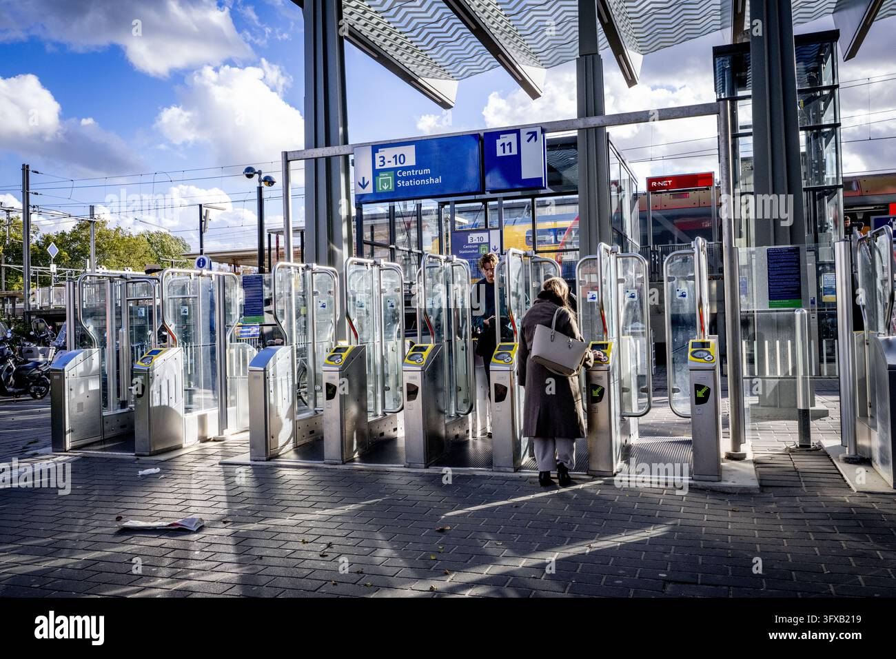 GOUDA - You must check in at the station's access gates with your OV ...