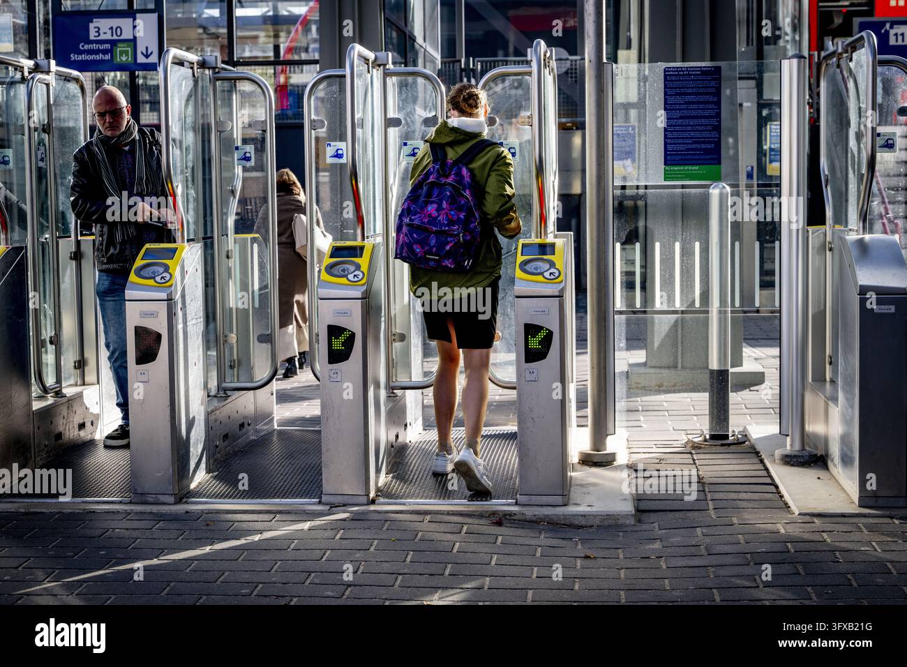 GOUDA - You must check in at the station's access gates with your OV ...