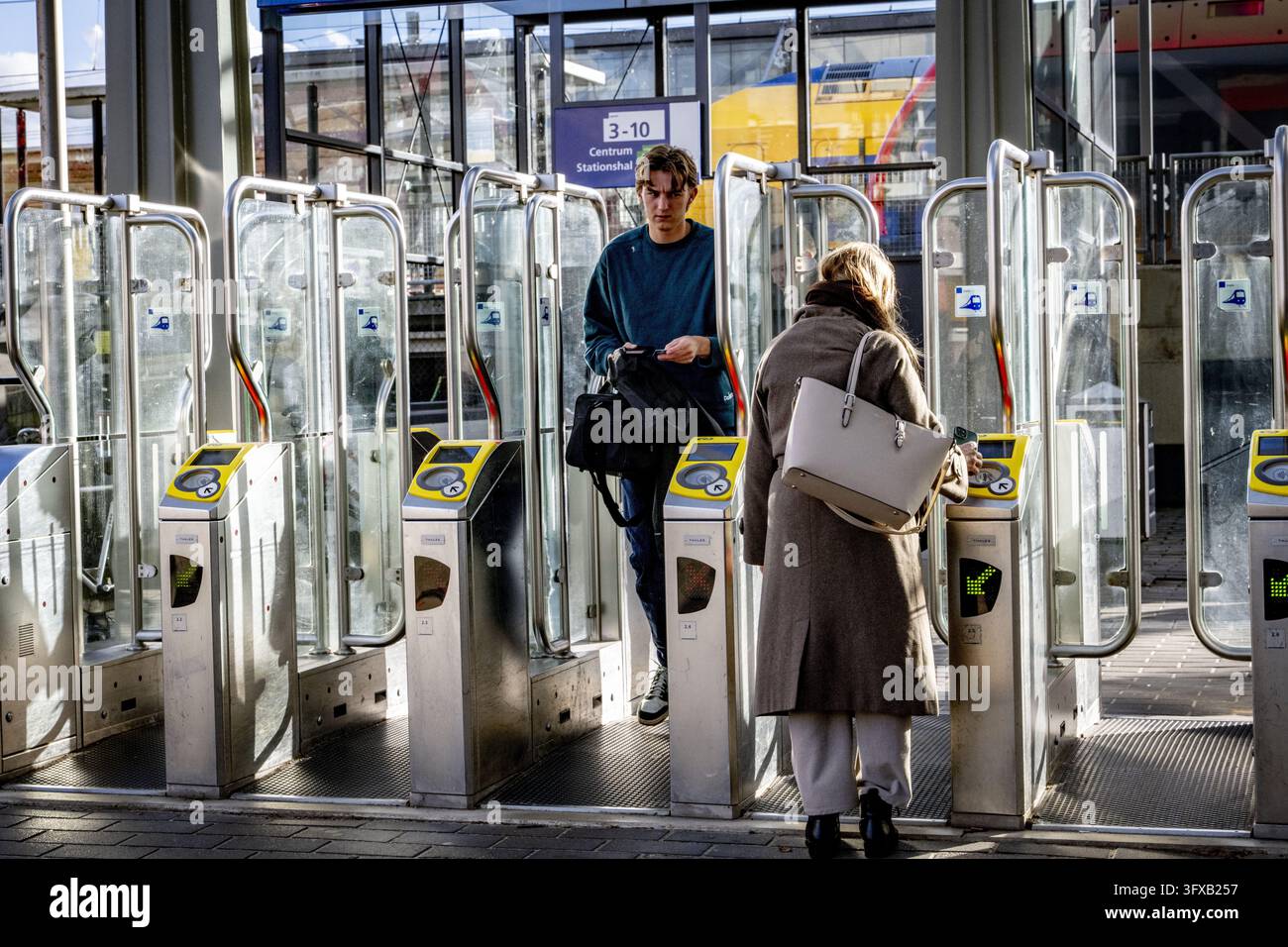 GOUDA - You must check in at the station's access gates with your OV ...
