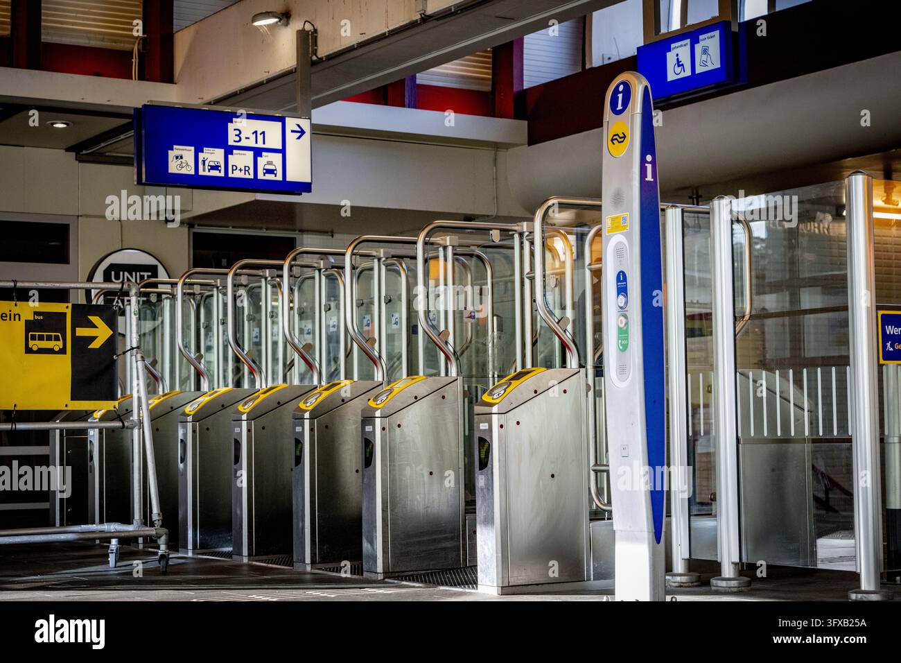 GOUDA - You must check in at the station's access gates with your OV ...