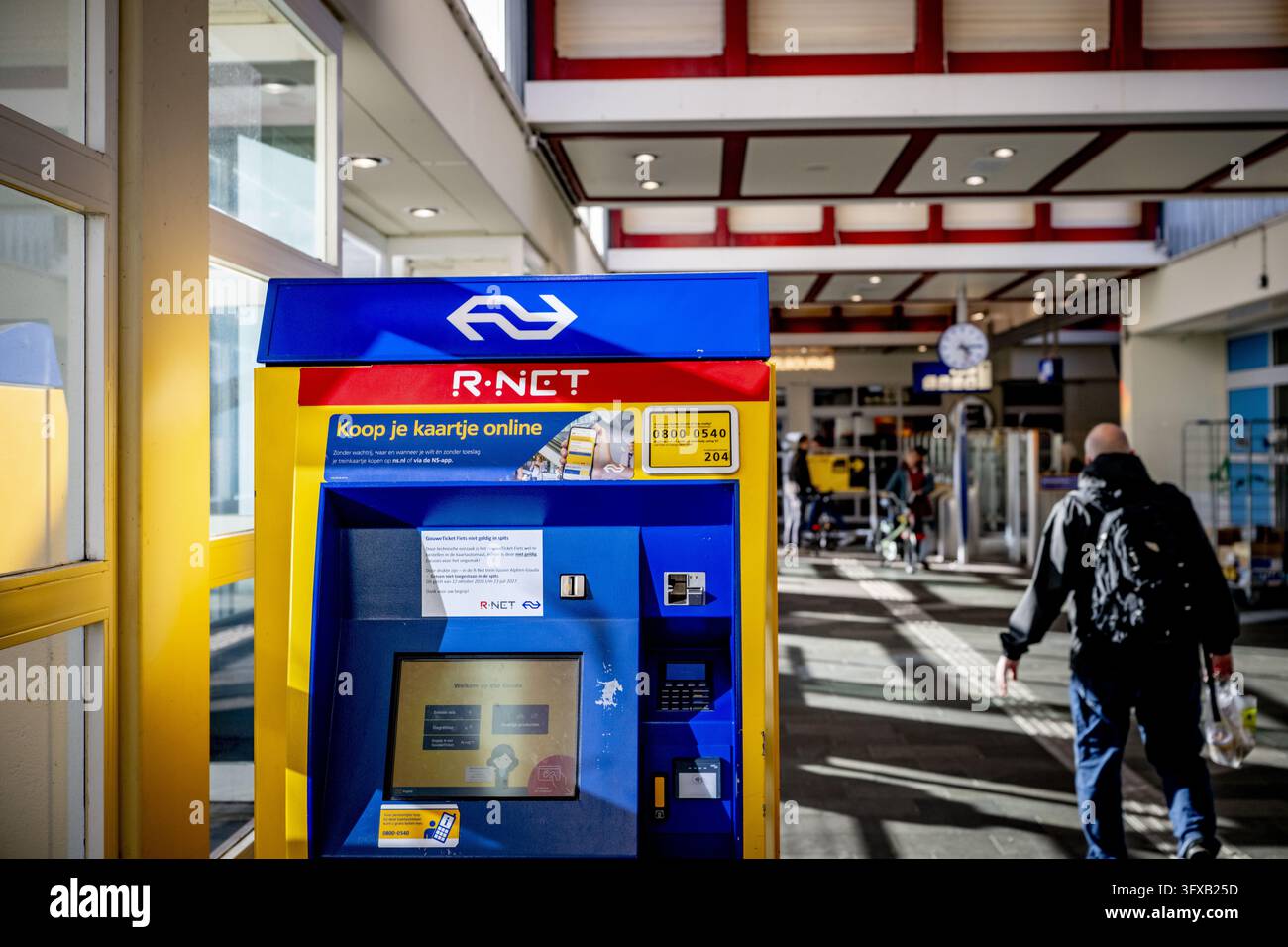 GOUDA - You must check in at the station's access gates with your OV ...