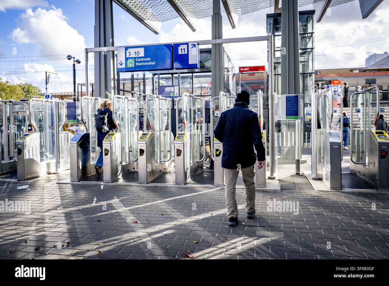 GOUDA - You must check in at the station's access gates with your OV ...