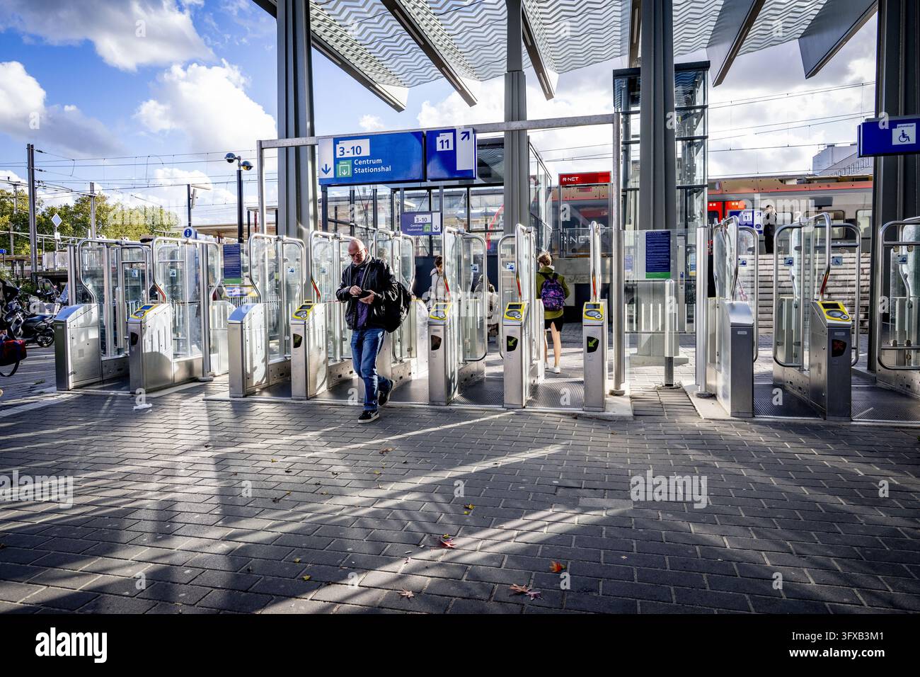 GOUDA - You must check in at the station's access gates with your OV ...