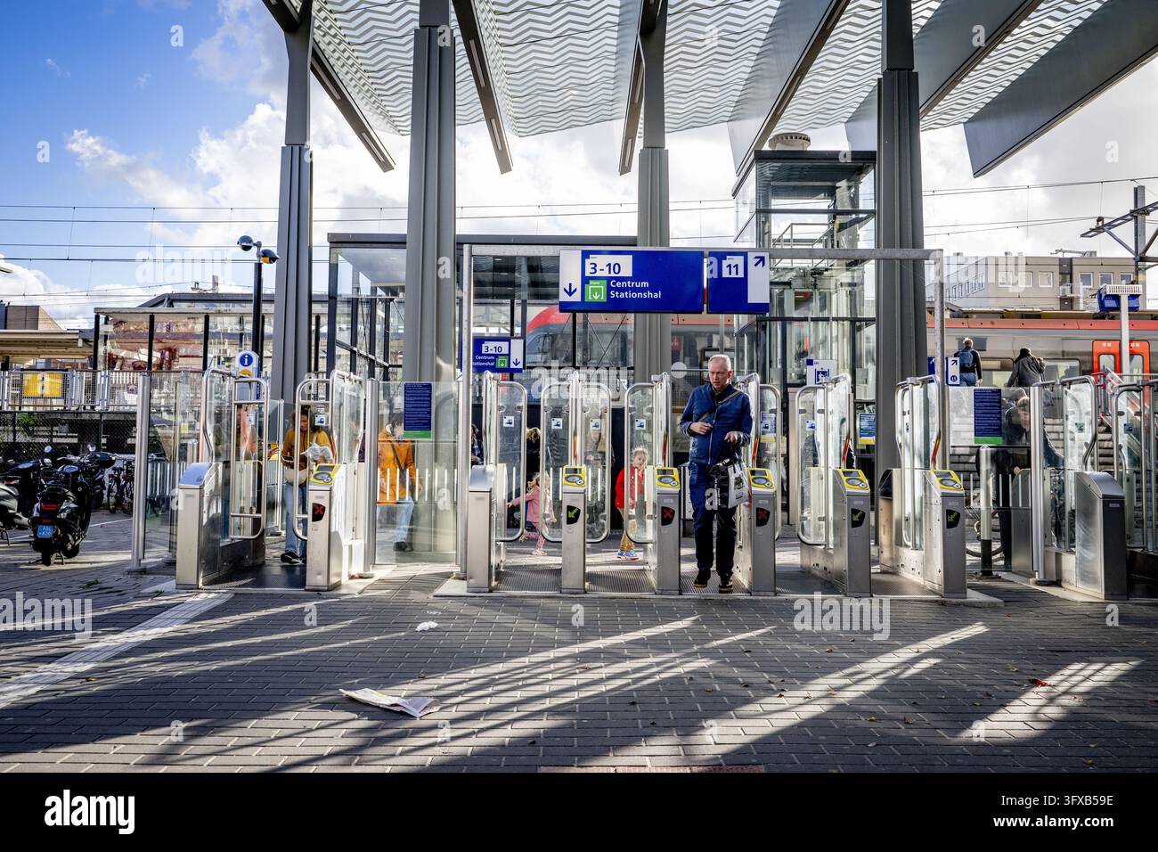 GOUDA - You must check in at the station's access gates with your OV ...