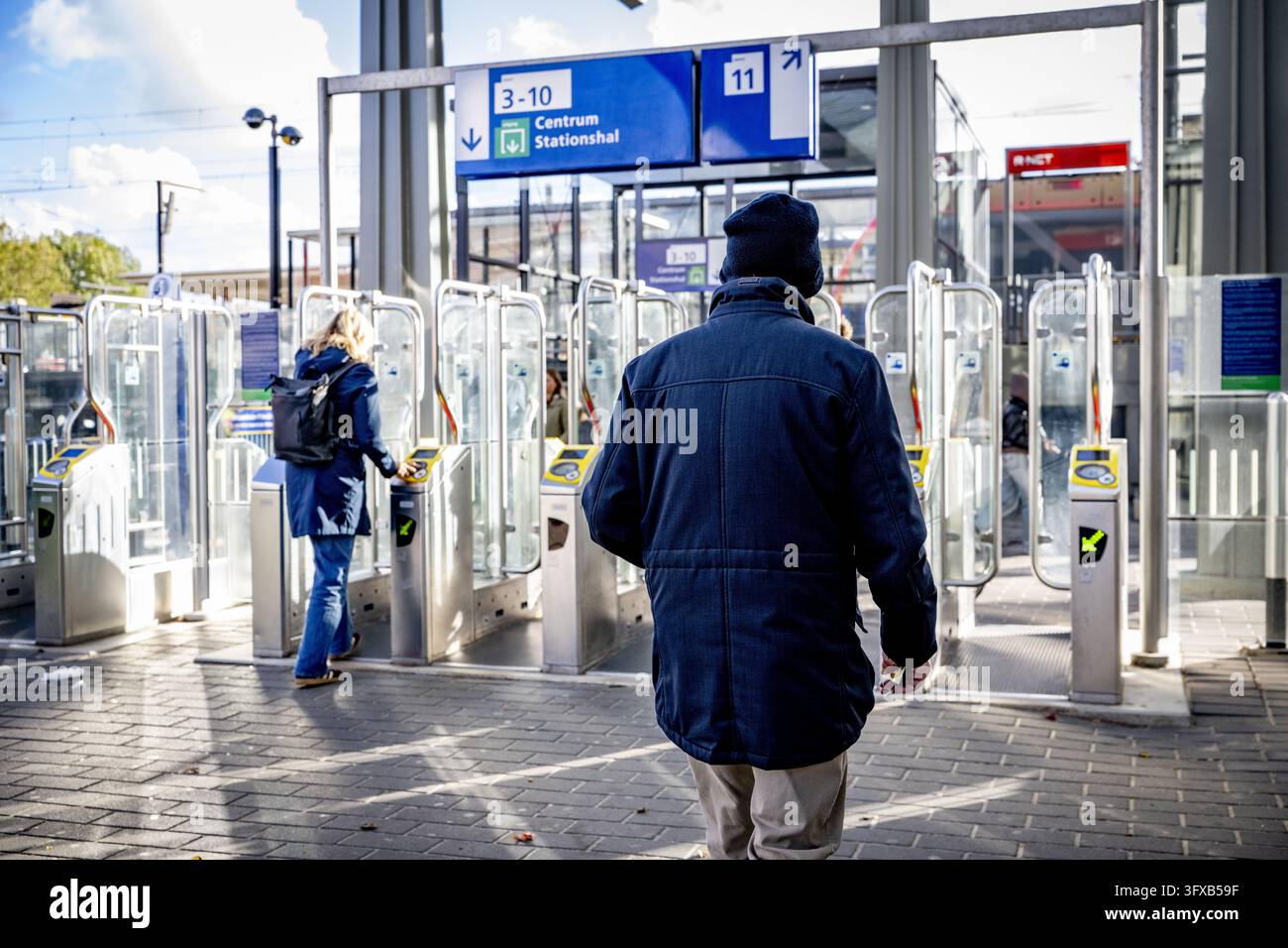 GOUDA - You must check in at the station's access gates with your OV ...