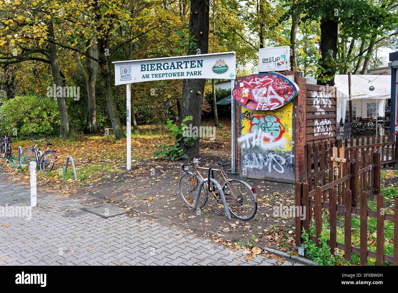 Ground Station Rack Berlin-Treptow, 22.10.2026: Eingang zum Biergarten am Treptower Park ...