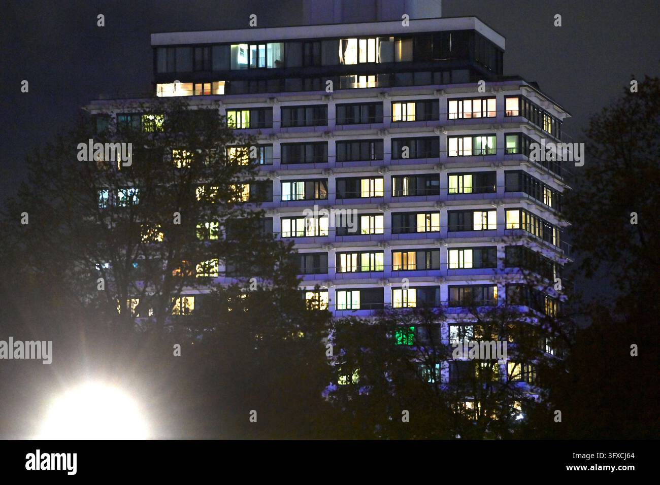 Beleuchtete Fenster eines Wohnhochhauses bei Nacht im Olympischen Dorf ...