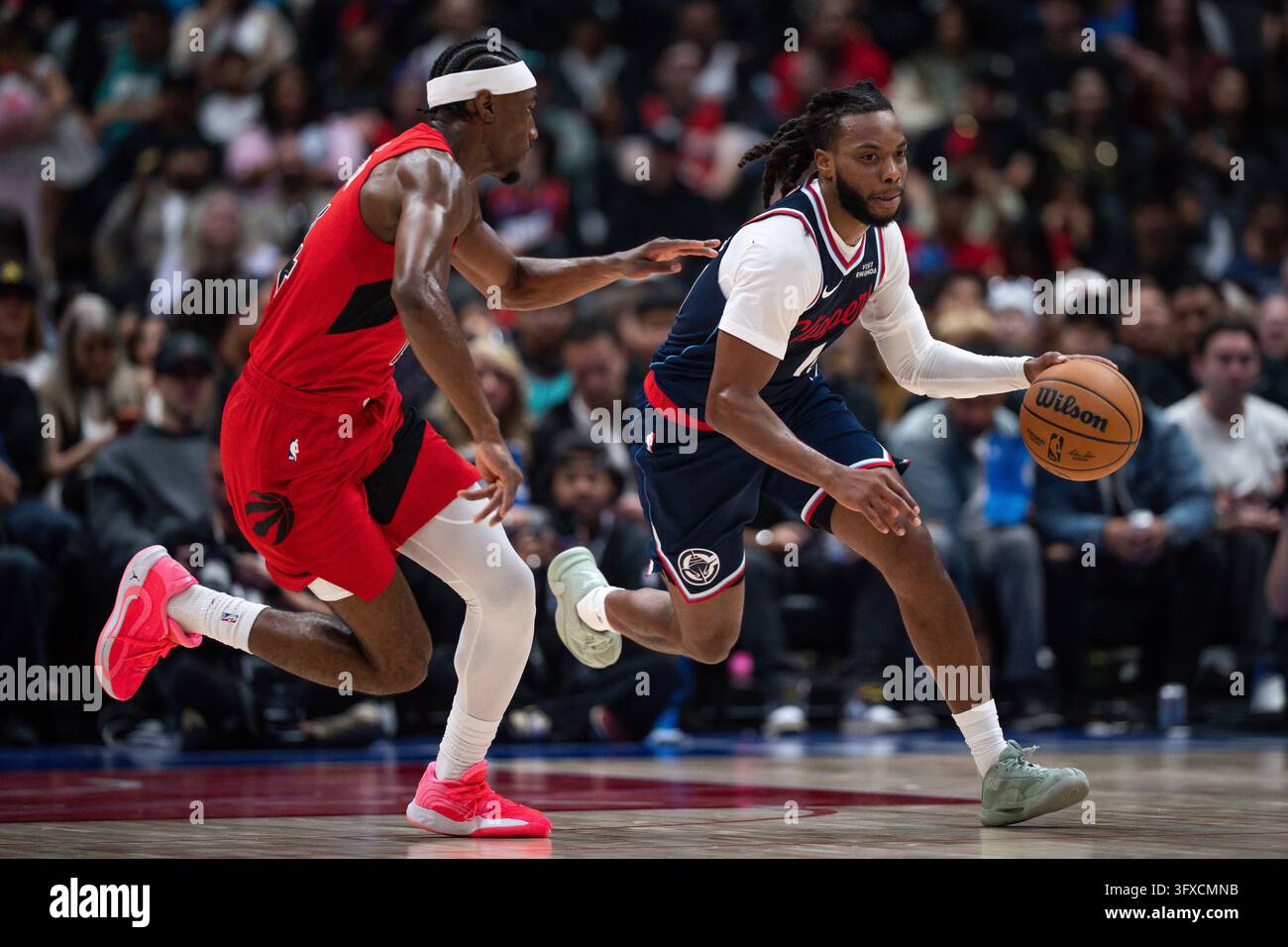 Toronto Raptors' Ja'kobe Walter (left) defends L.A. Clippers' Darius ...