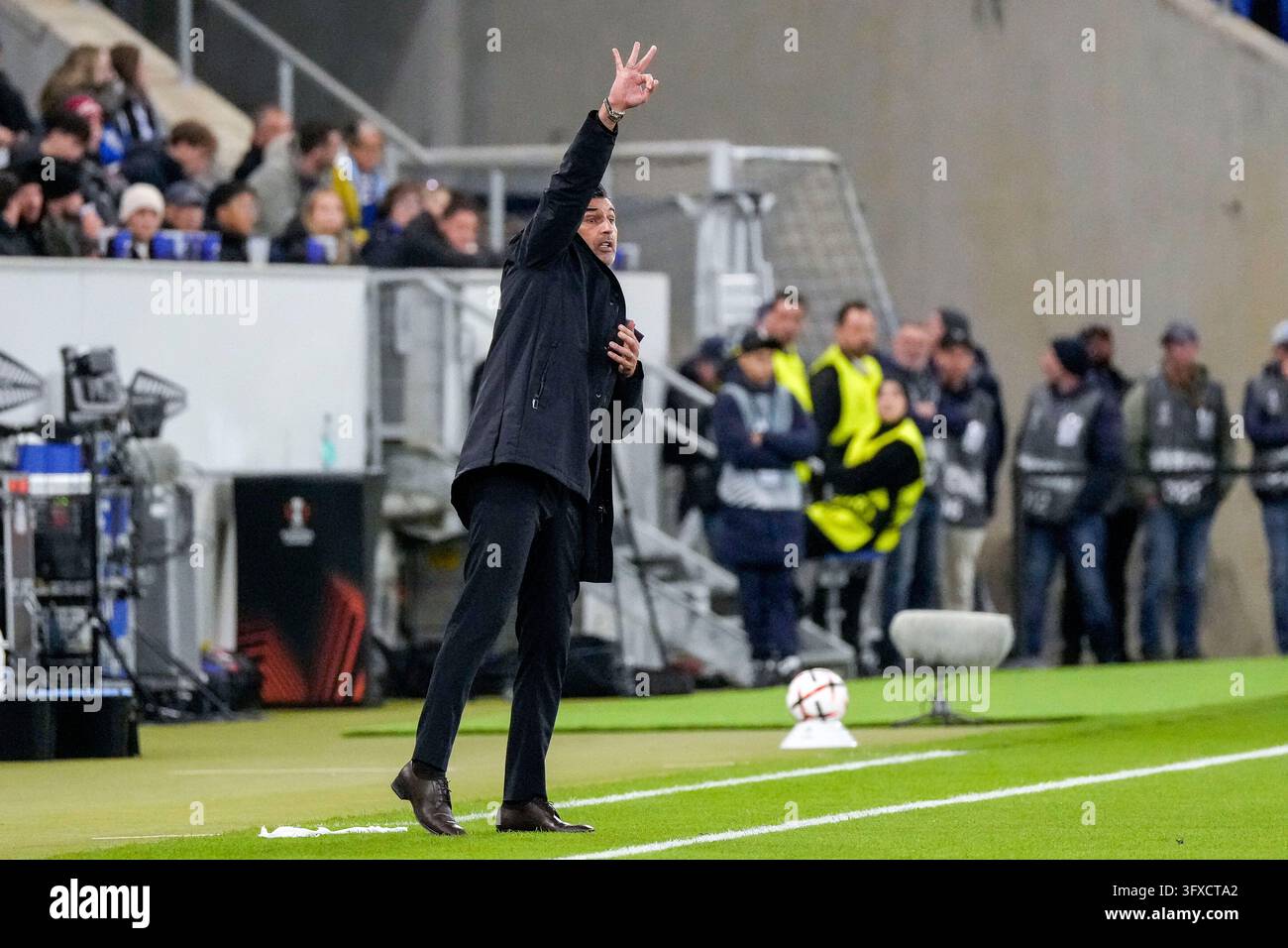 Paulo Fonseca (Trainer [coach], Head Coach, Lyon), gives instructions ...