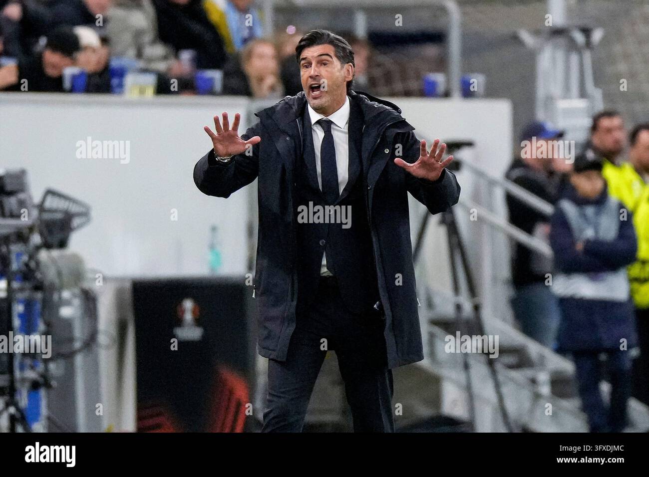 Paulo Fonseca (Trainer [coach], Head Coach, Lyon), gives instructions ...