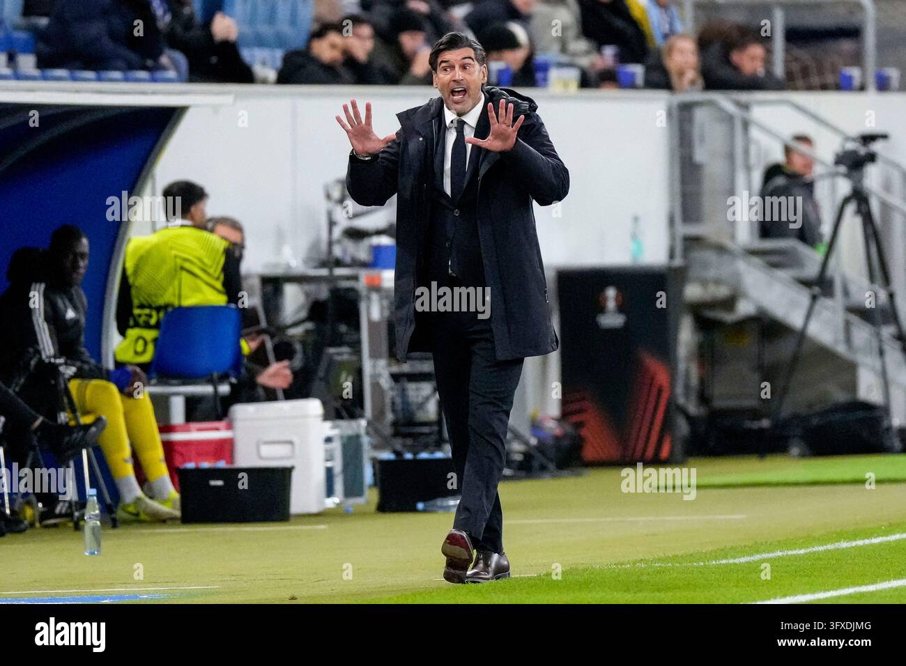 Paulo Fonseca (Trainer [coach], Head Coach, Lyon), gives instructions ...