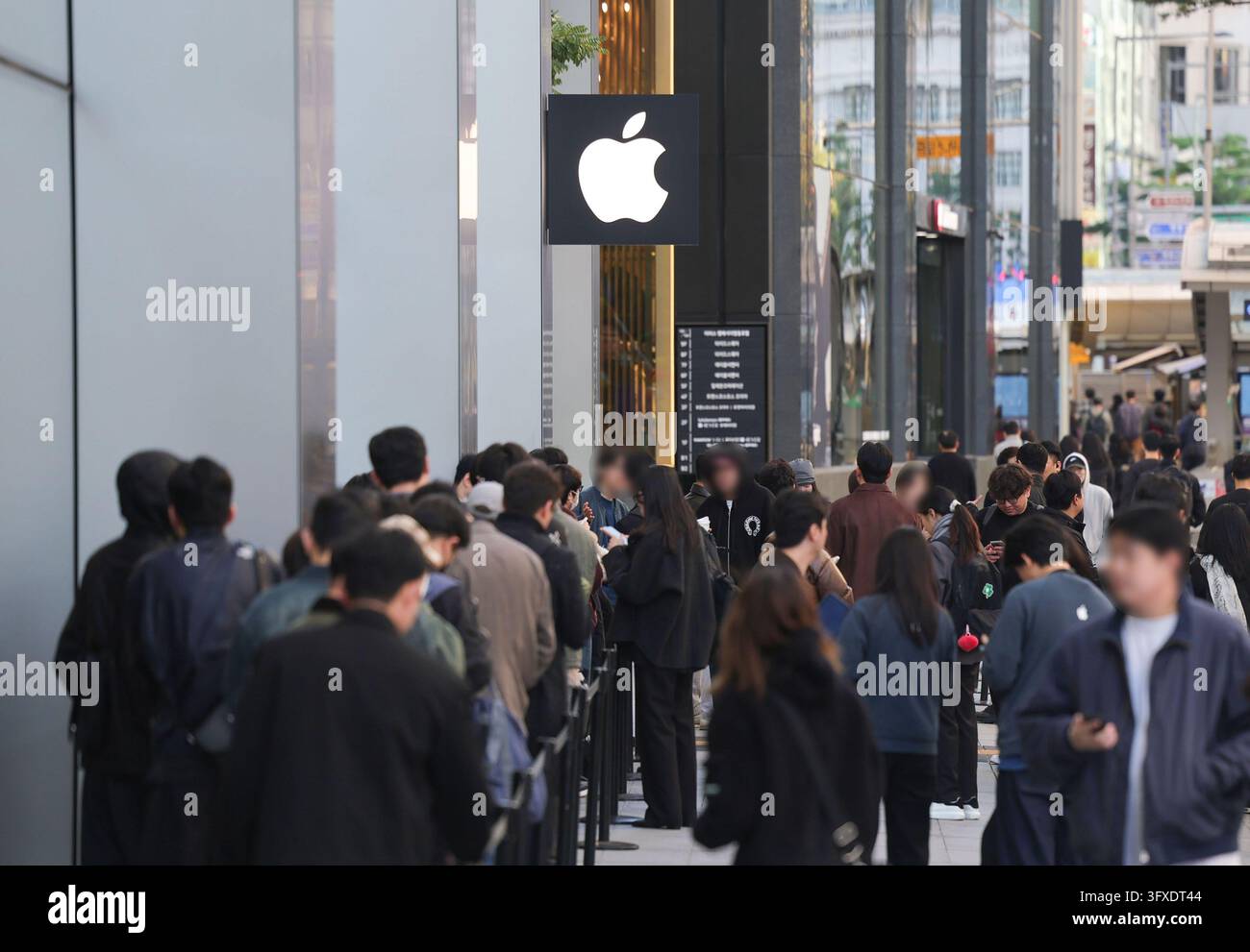 Apple's 1st foldable iPhone model on sale Shoppers line up for the ...