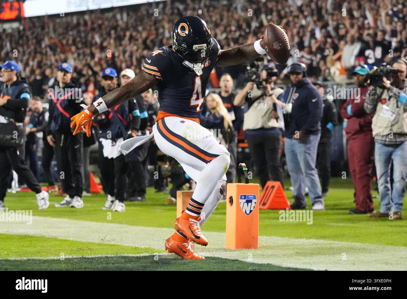 Chicago Bears running back D'Andre Swift (4) rushes for a touchdown ...