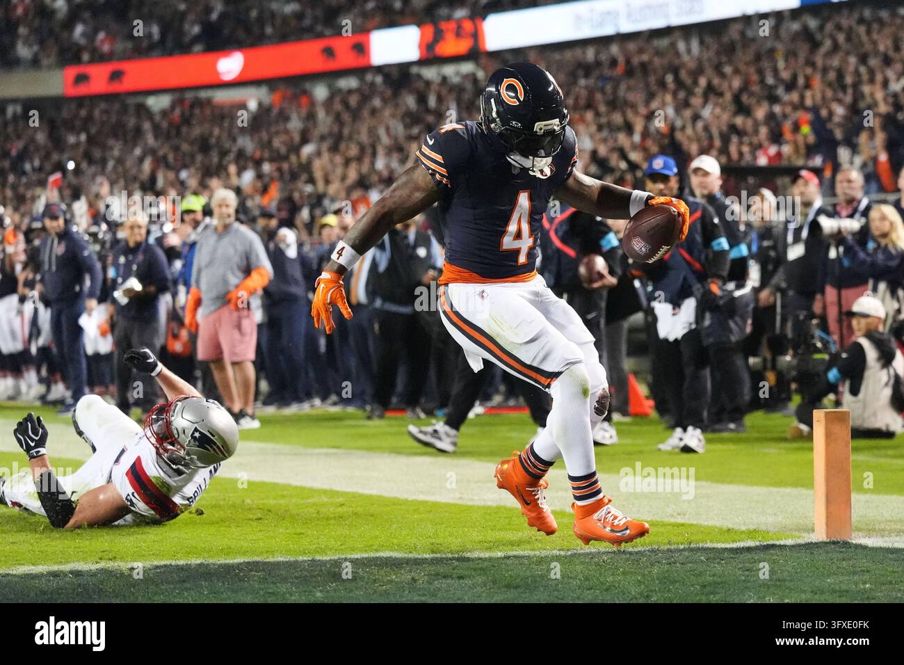 Chicago Bears running back D'Andre Swift (4) rushes for a touchdown ...