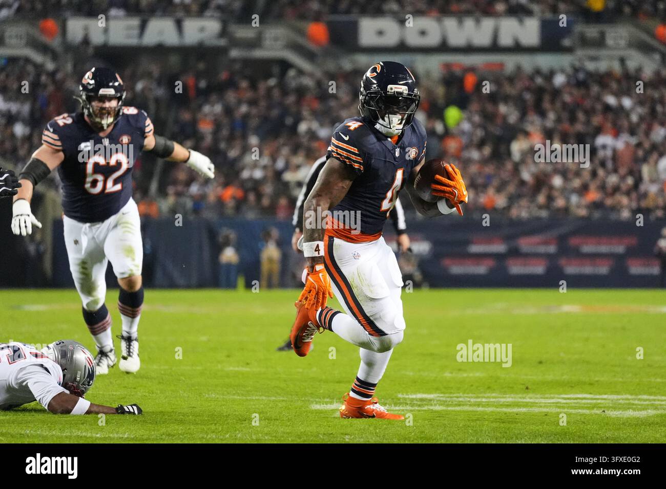 Chicago Bears running back D'Andre Swift (4) rushes for a touchdown ...